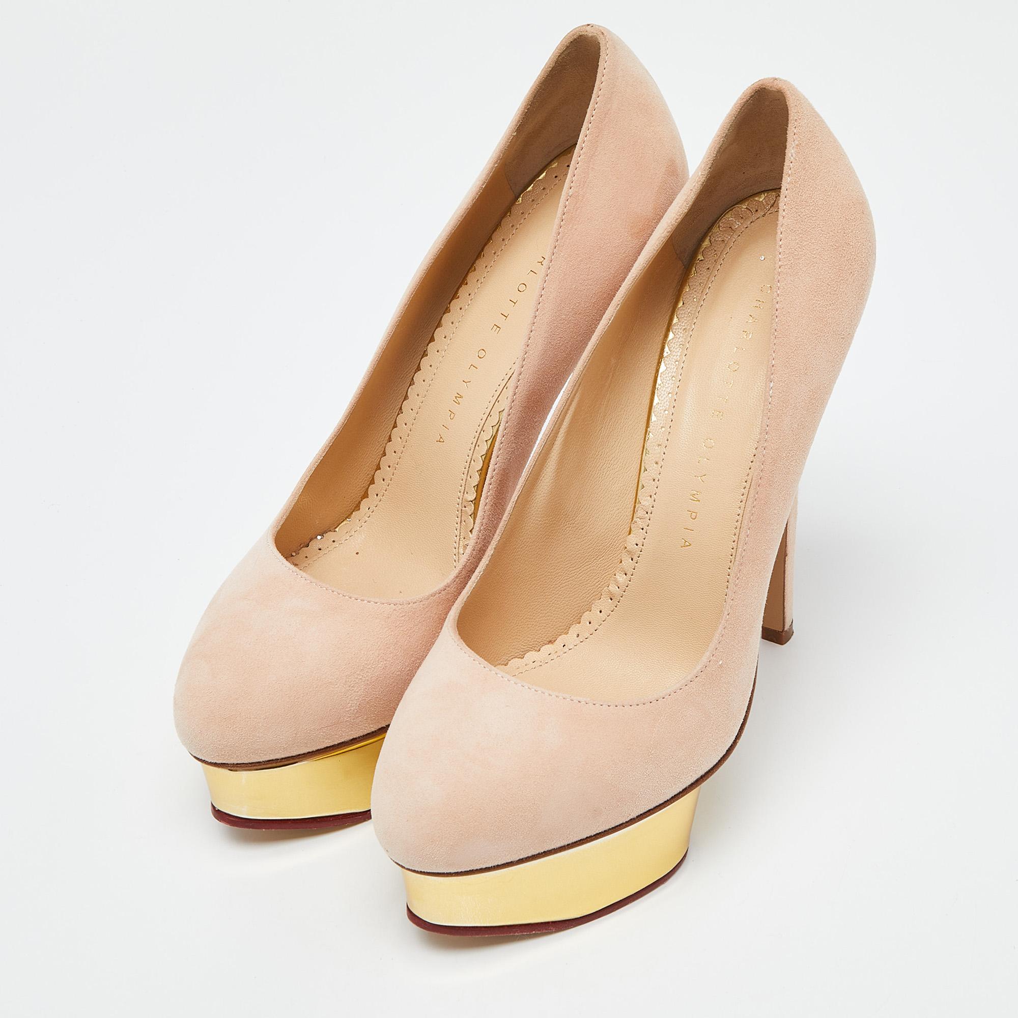 Questo paio di Charlotte Olympia presenta il caratteristico design della piattaforma dolly. Le eleganti tomaie beige sono completate da plateau dorati. L'arco plantare alto ne arricchisce il design ed è rifinito con un tacco a spillo dritto.