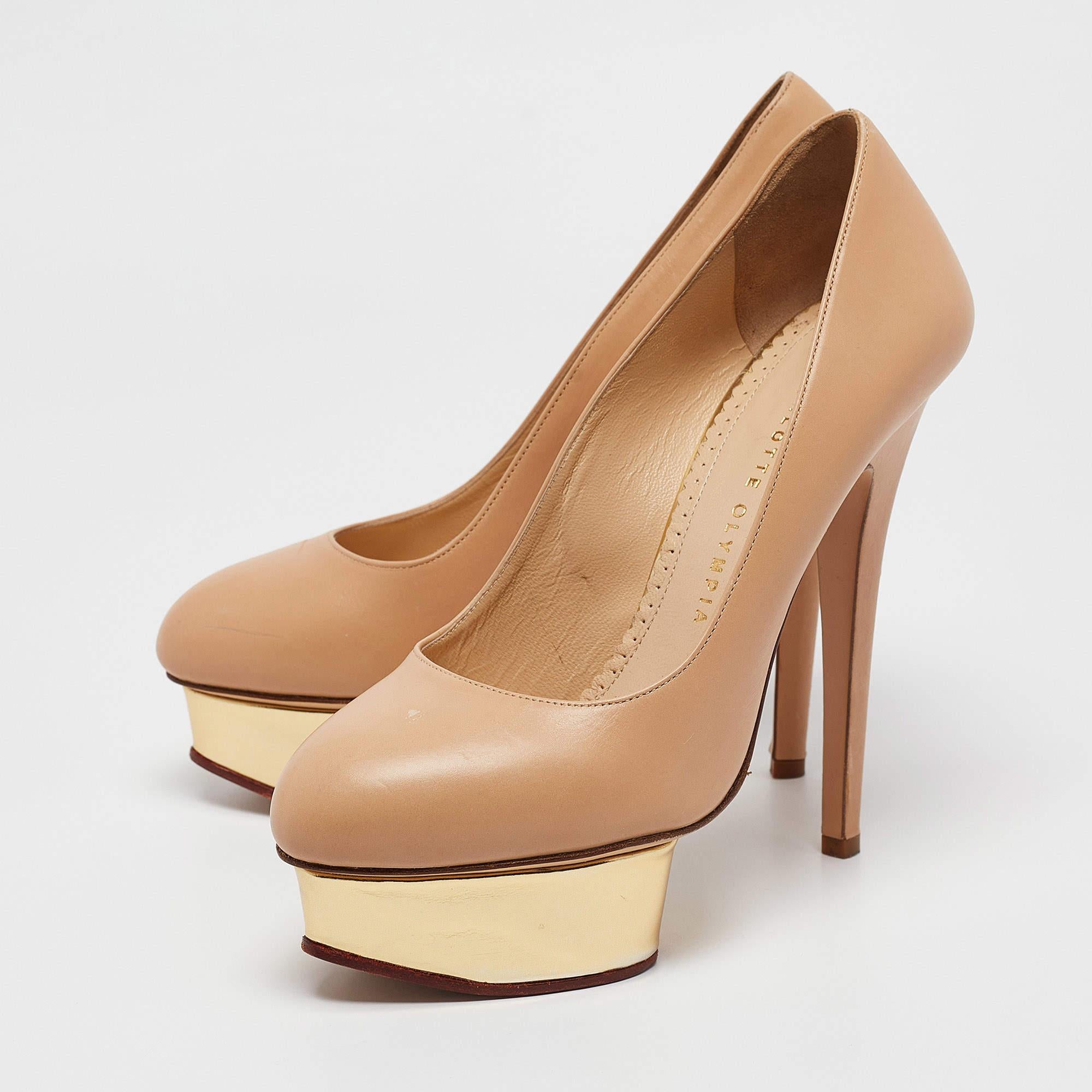 Haz una declaración de estilo chic con estos zapatos de salón de diseño. Presentan tacones resistentes y suelas duraderas perfectas para tus salidas a la moda