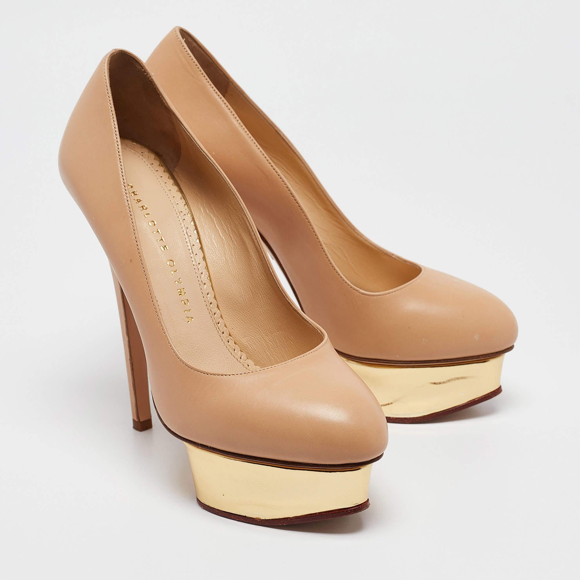 Charlotte Olympia Bombas de plataforma Dolly de piel beige Talla 37.5 en Bueno estado para la venta en Dubai, Al Qouz 2
