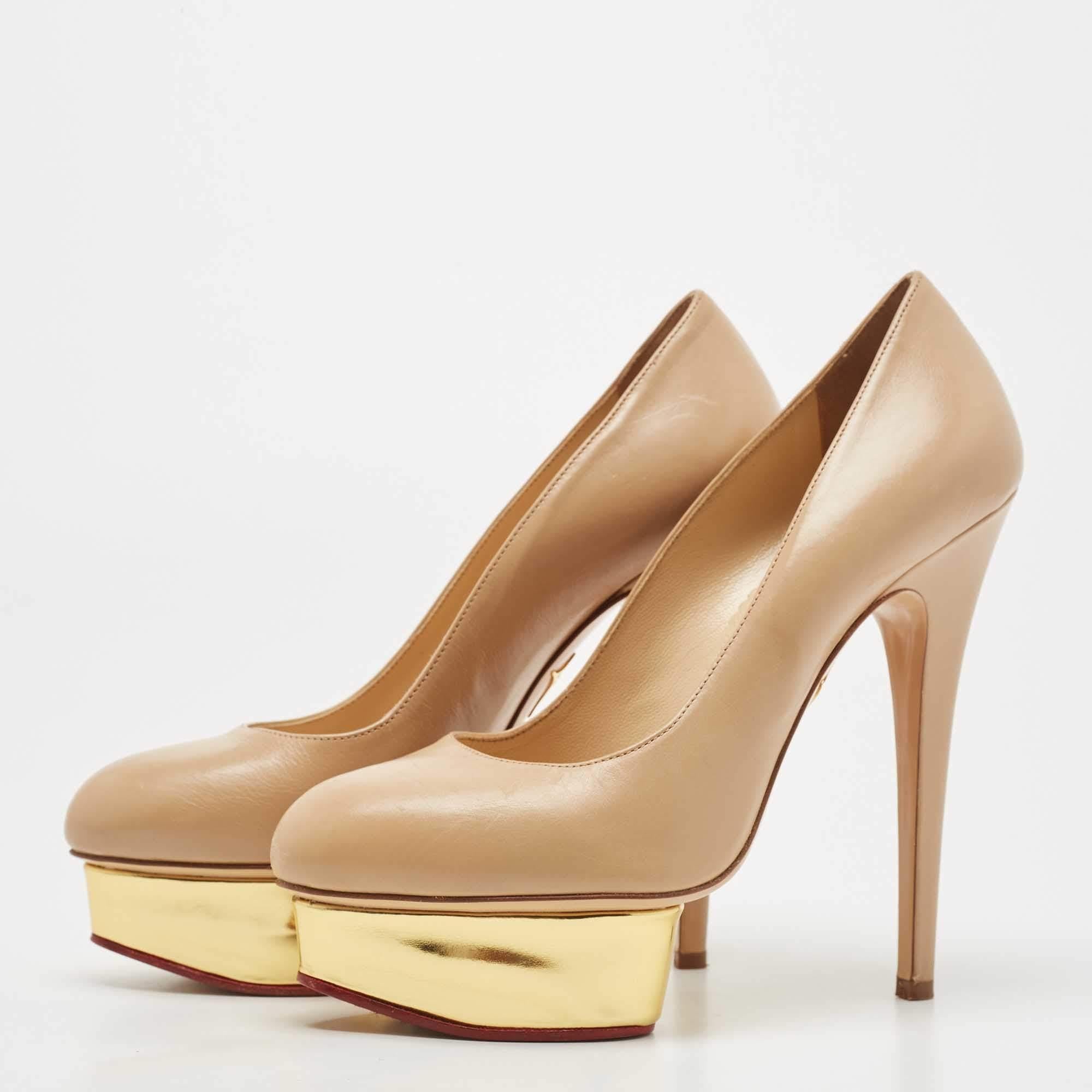 Exhibe un estilo elegante con este par de zapatos de salón. Estos elegantes zapatos están fabricados con materiales de calidad. Llevan suelas duraderas y tacones elegantes.