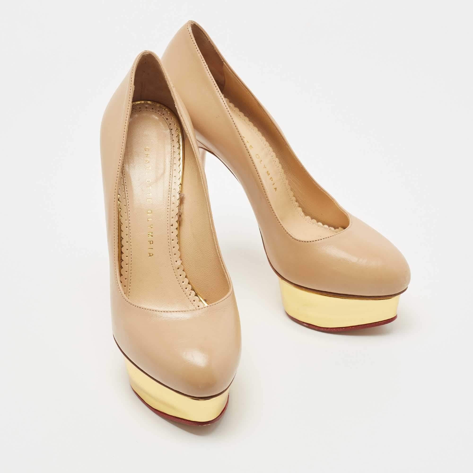 Charlotte Olympia Bombas de plataforma Dolly de piel beige Talla 38.5 en Bueno estado para la venta en Dubai, Al Qouz 2