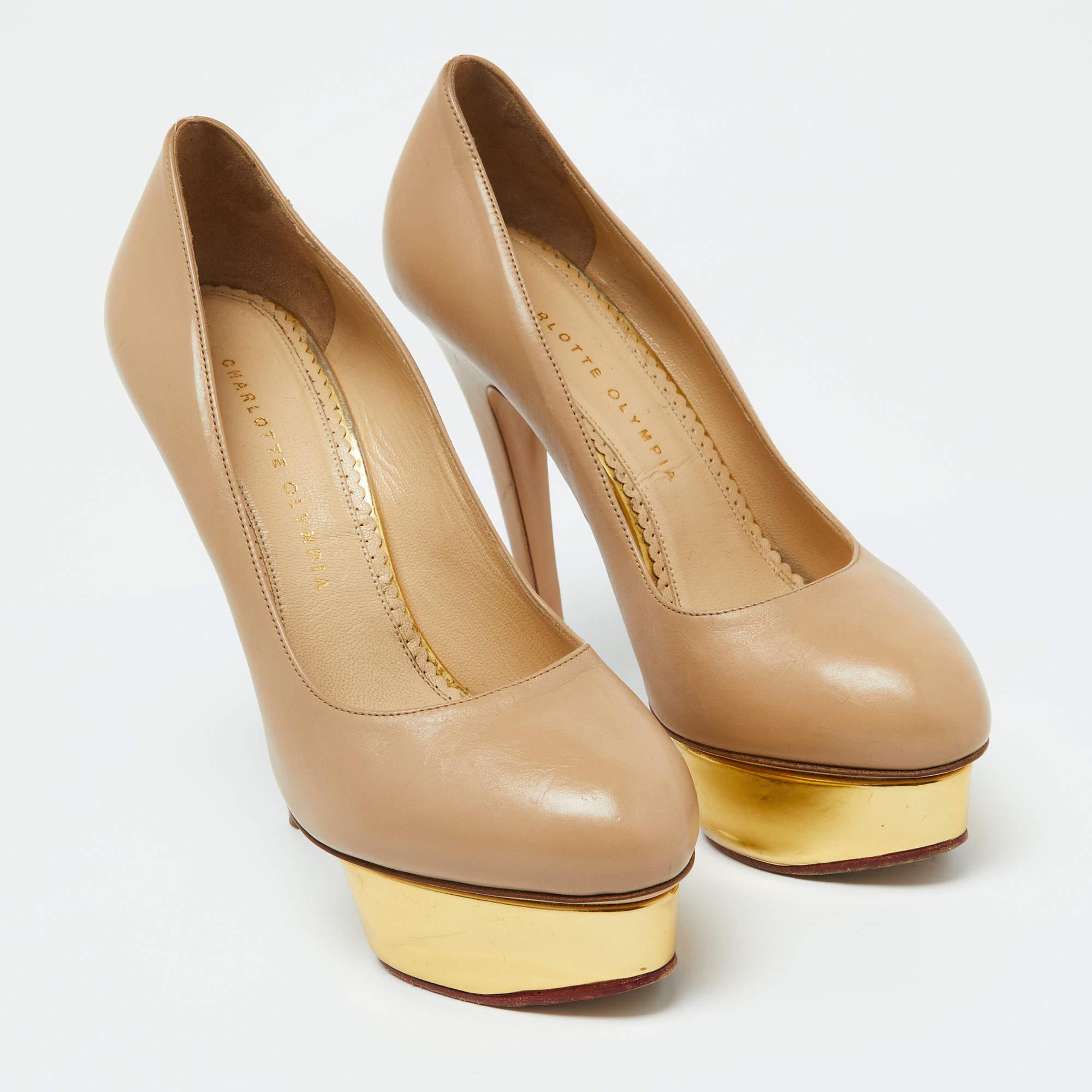 Charlotte Olympia, pelle beige, Pumps con piattaforma Dolly, misura 39.5 In condizioni discrete in vendita a Dubai, Al Qouz 2