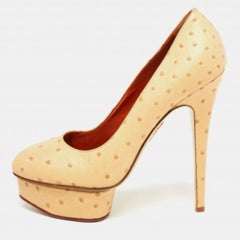 Charlotte Olympia Bombas de plataforma Dolly de piel de avestruz beige talla 40