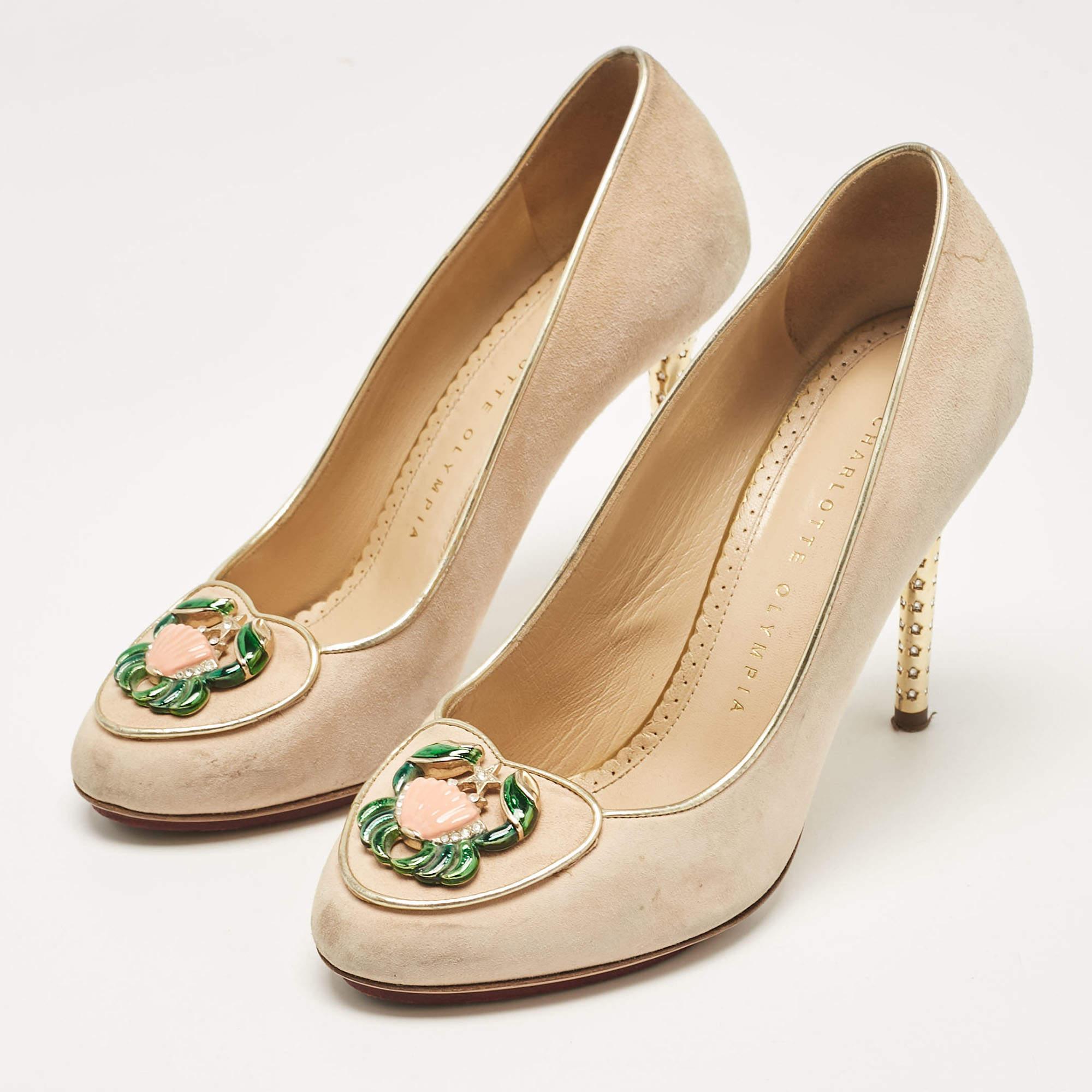 Haz una declaración de estilo chic con estos zapatos de salón de diseño. Presentan tacones resistentes y suelas duraderas perfectas para tus salidas a la moda