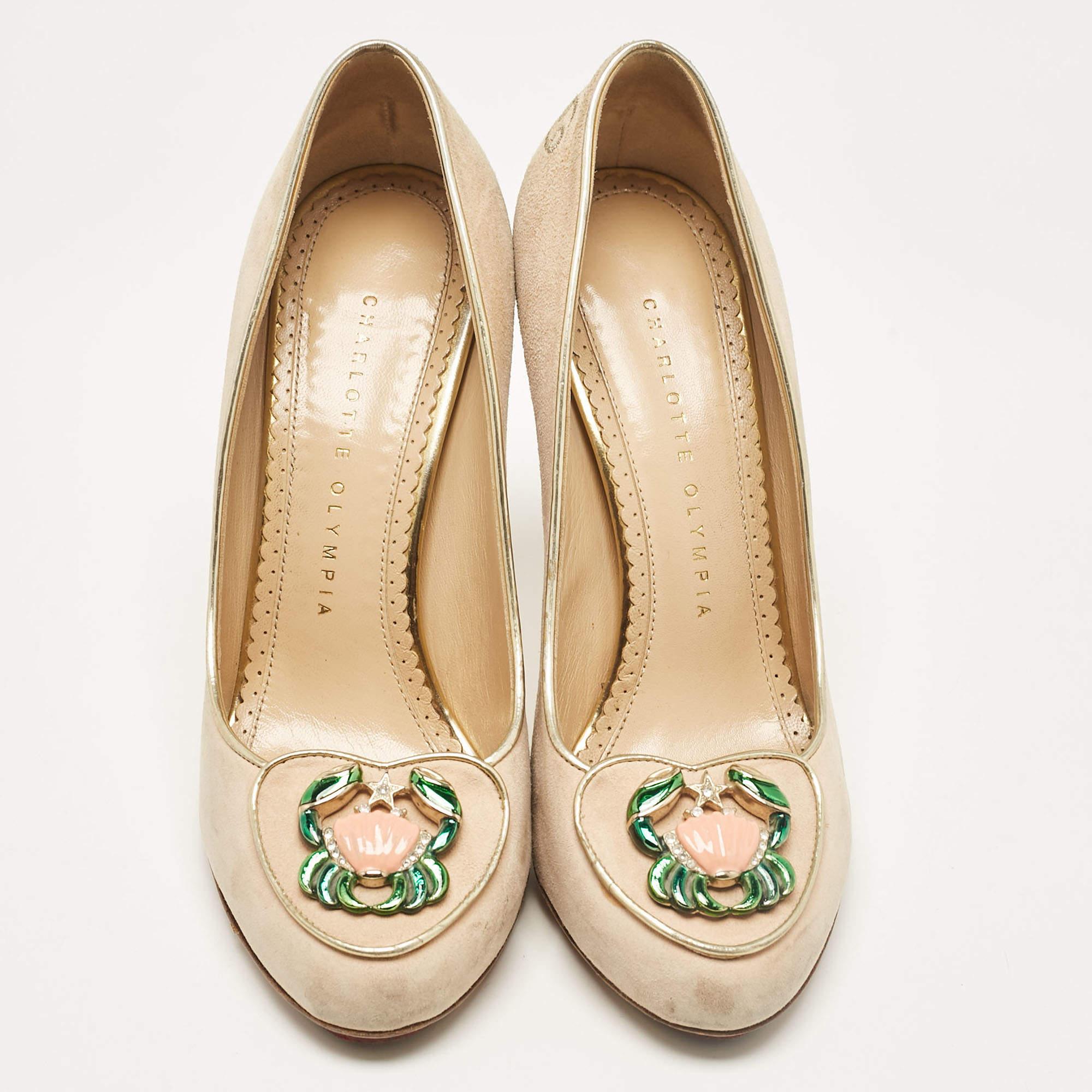 Charlotte Olympia Bombas Zodiaco Cumpleaños Beige Ante Talla 36.5 en Bueno estado para la venta en Dubai, Al Qouz 2