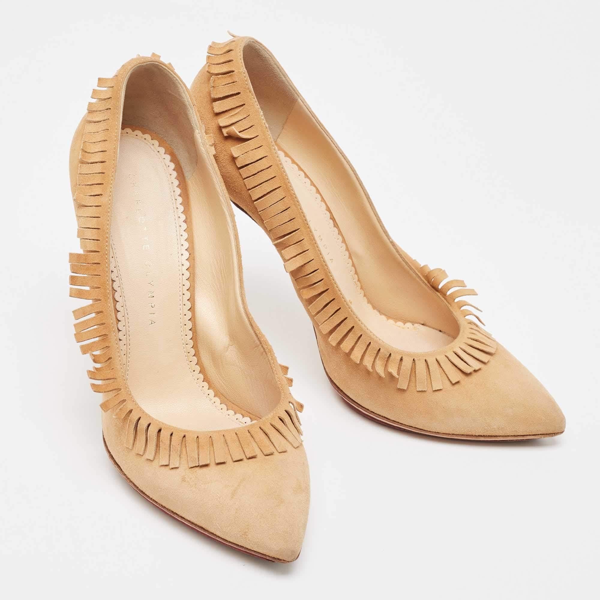 Charlotte Olympia Punta in camoscio beige  Pompe taglia 39 In condizioni buone in vendita a Dubai, Al Qouz 2
