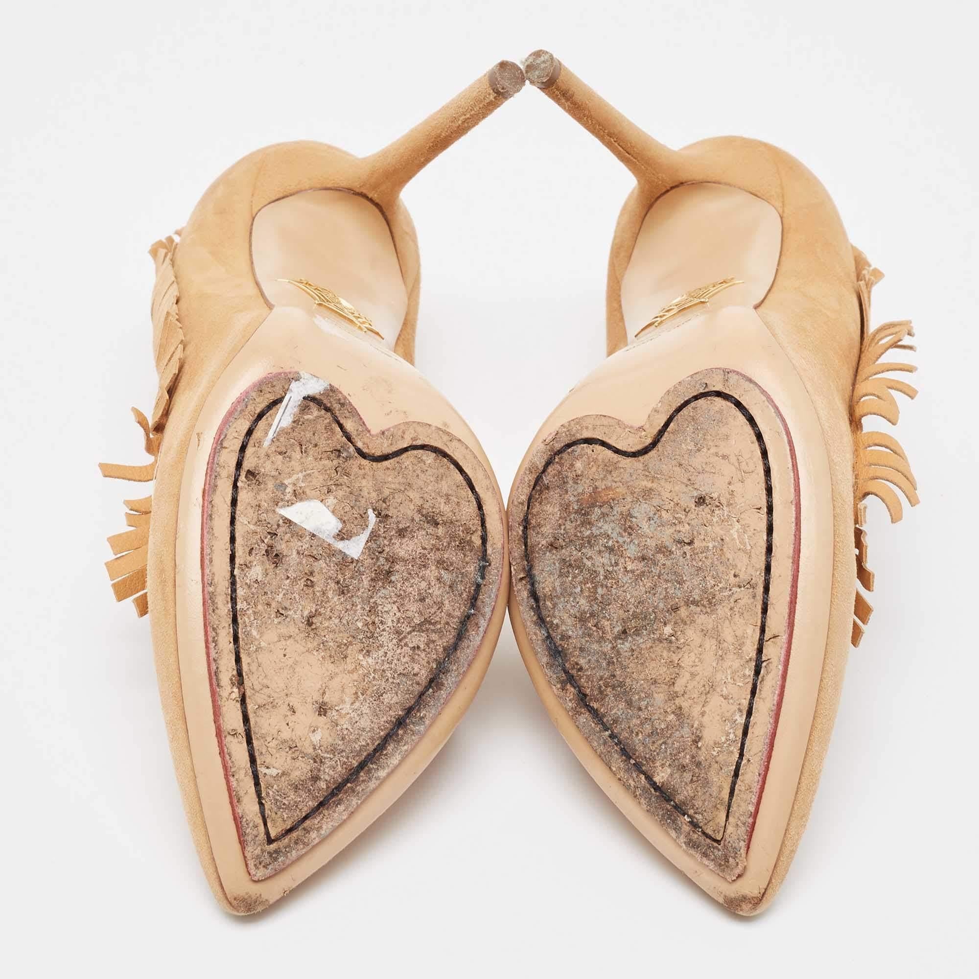 Charlotte Olympia Punta in camoscio beige  Pompe taglia 39 in vendita 1