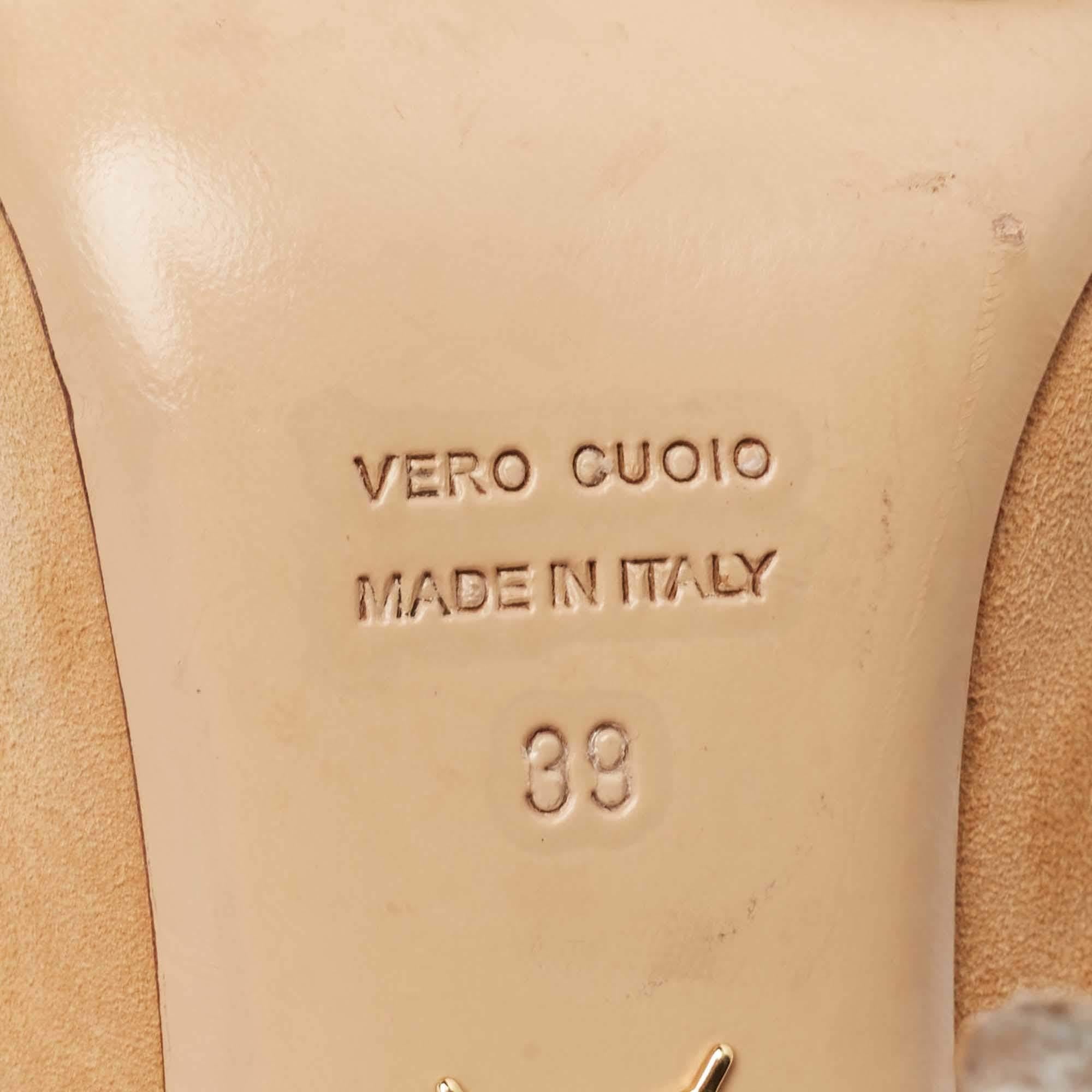 Charlotte Olympia Punta in camoscio beige  Pompe taglia 39 in vendita 3