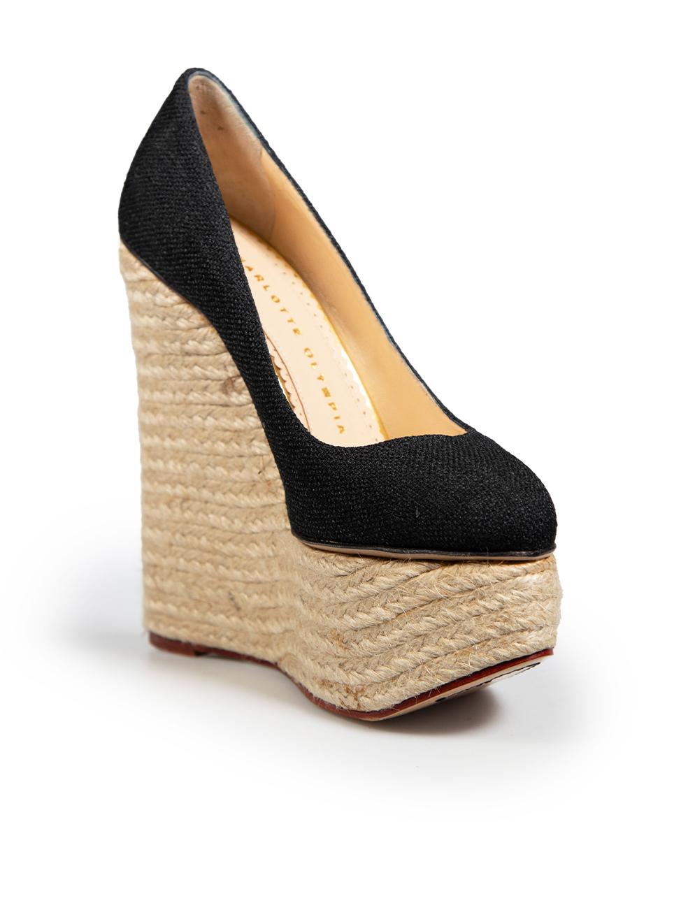 CONDIZIONE: molto buona. L'usura minima delle scarpe è evidente. Ci sono aree di scolorimento e colla fusa lungo il bordo del tallone della scarpa sinistra e a metà del tallone della scarpa destra su questo articolo usato di Charlotte Olympia.
 
 

