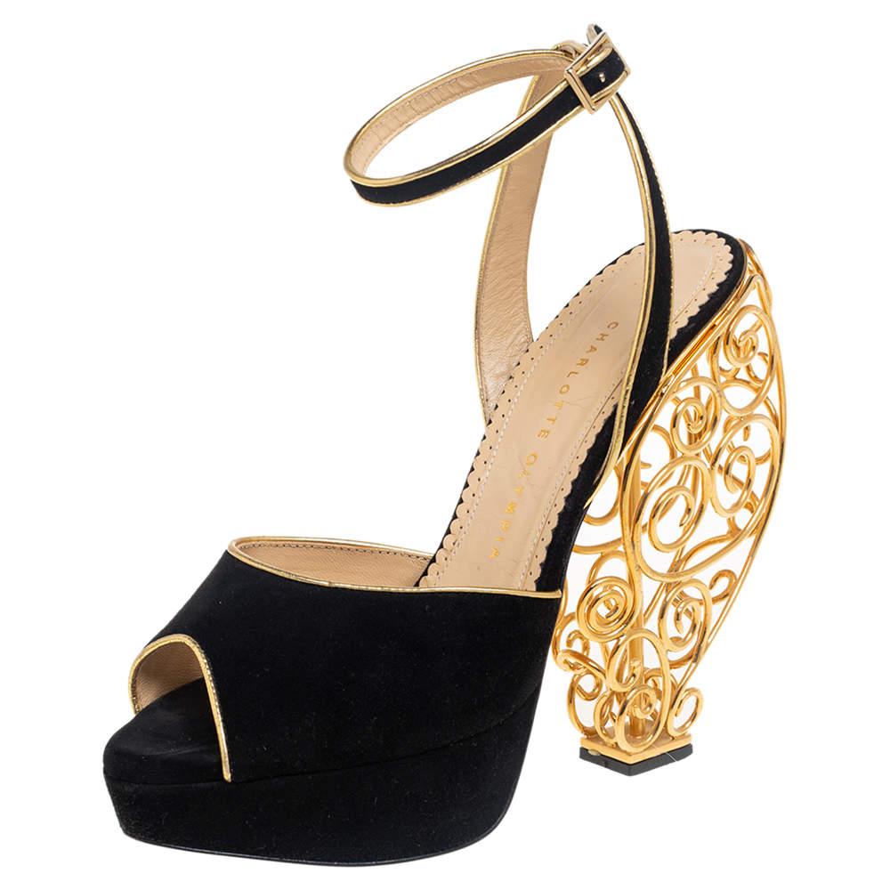 Ces remarquables sandales Charlotte Olympia ont une apparence opulente et sont conçues pour les occasions spéciales. Conçues en daim noir et doré, elles sont dotées de peep toes, de plates-formes et de talons en fil de fer d'une hauteur de 16 cm.