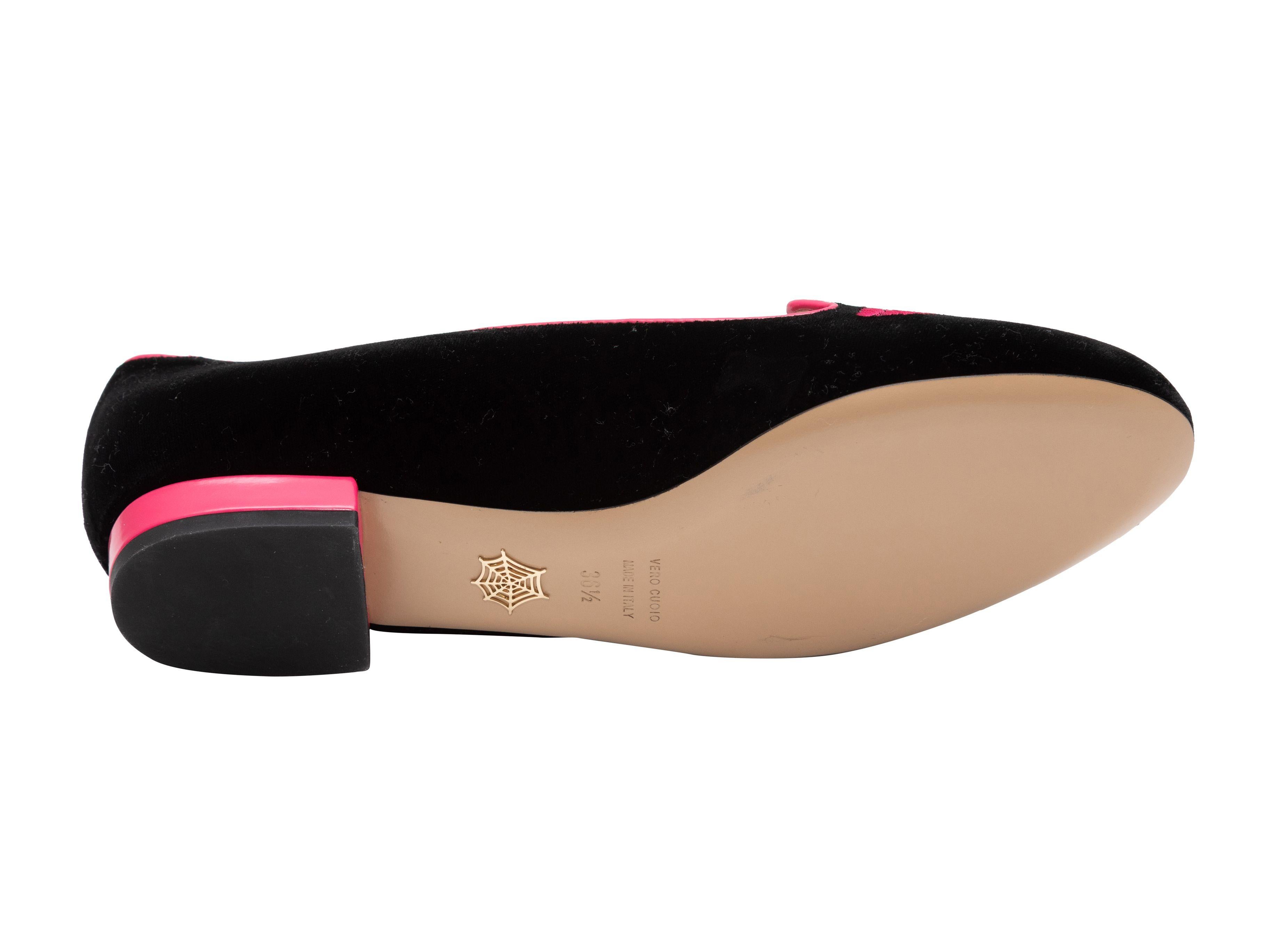 Détails du produit : Mocassins en velours noir et cuir rose vif brodés du motif chat de Charlotte Olympia. Talons bas. Hauteur du talon de 0,75