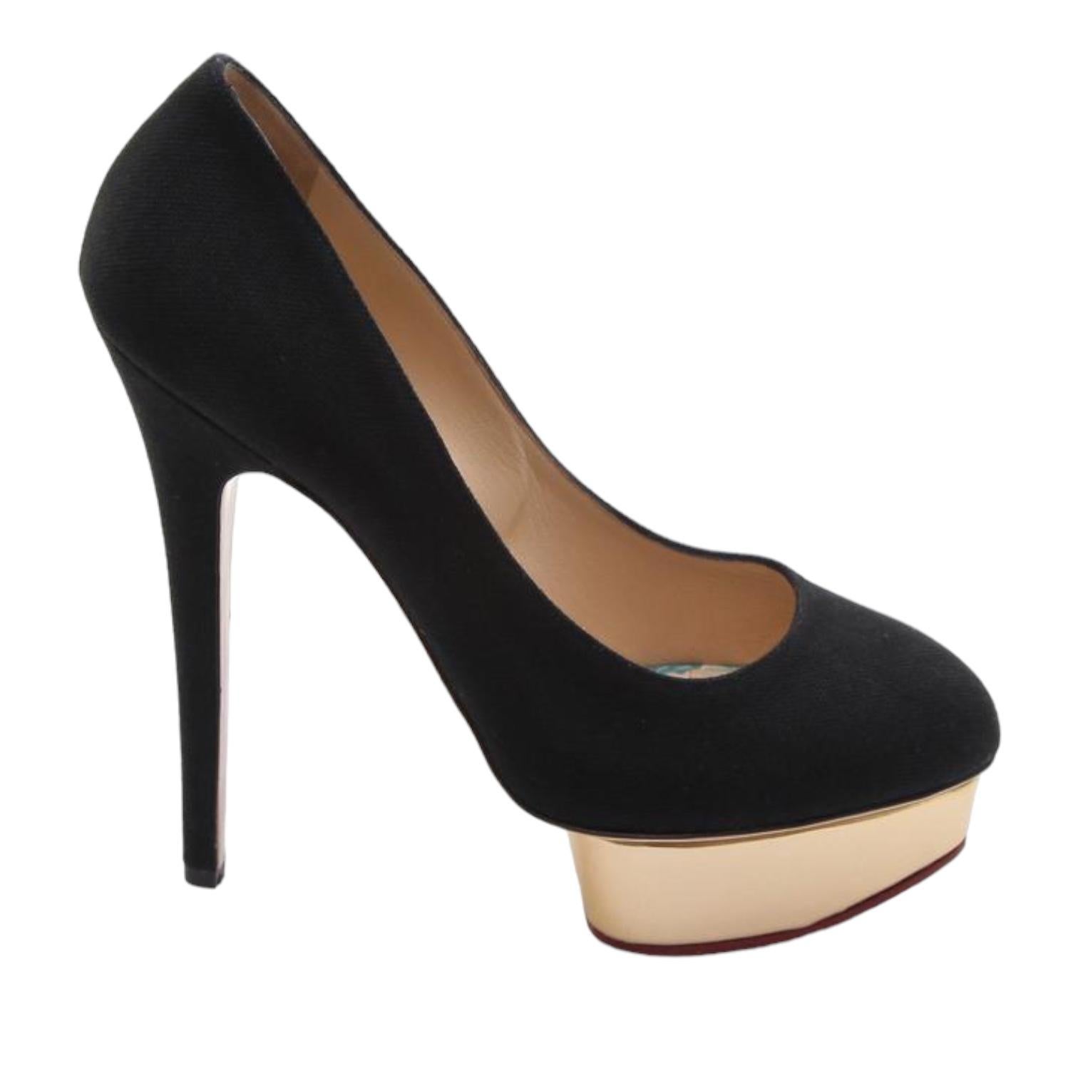 CHARLOTTE OLYMPIA - DECOLLETÈ CON PLATEAU IN STILE DOLLY

Dettagli:
- Tomaia in tela nera.
- Piattaforma a isola in oro metallizzato.
- Punta tonda.
- Fodera e suola in pelle, placca web dorata firmata.
- Imballato con cura, il sacchetto per la