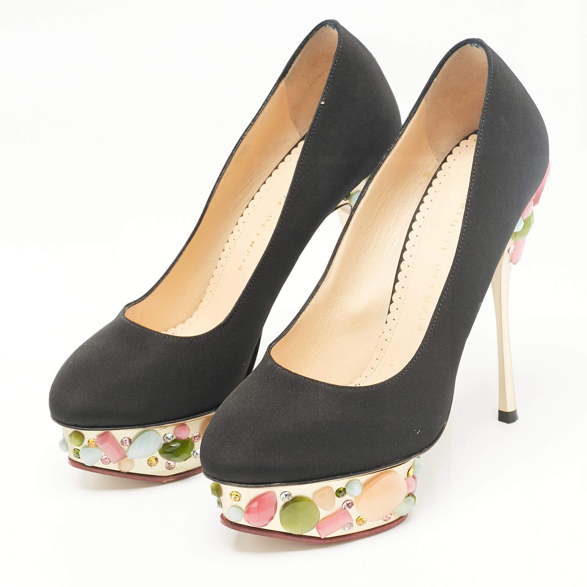 Setzen Sie mit diesen Designer-Pumps ein schickes Stil-Statement. Mit ihren robusten Absätzen und strapazierfähigen Sohlen sind sie perfekt für Ihre modischen Ausflüge