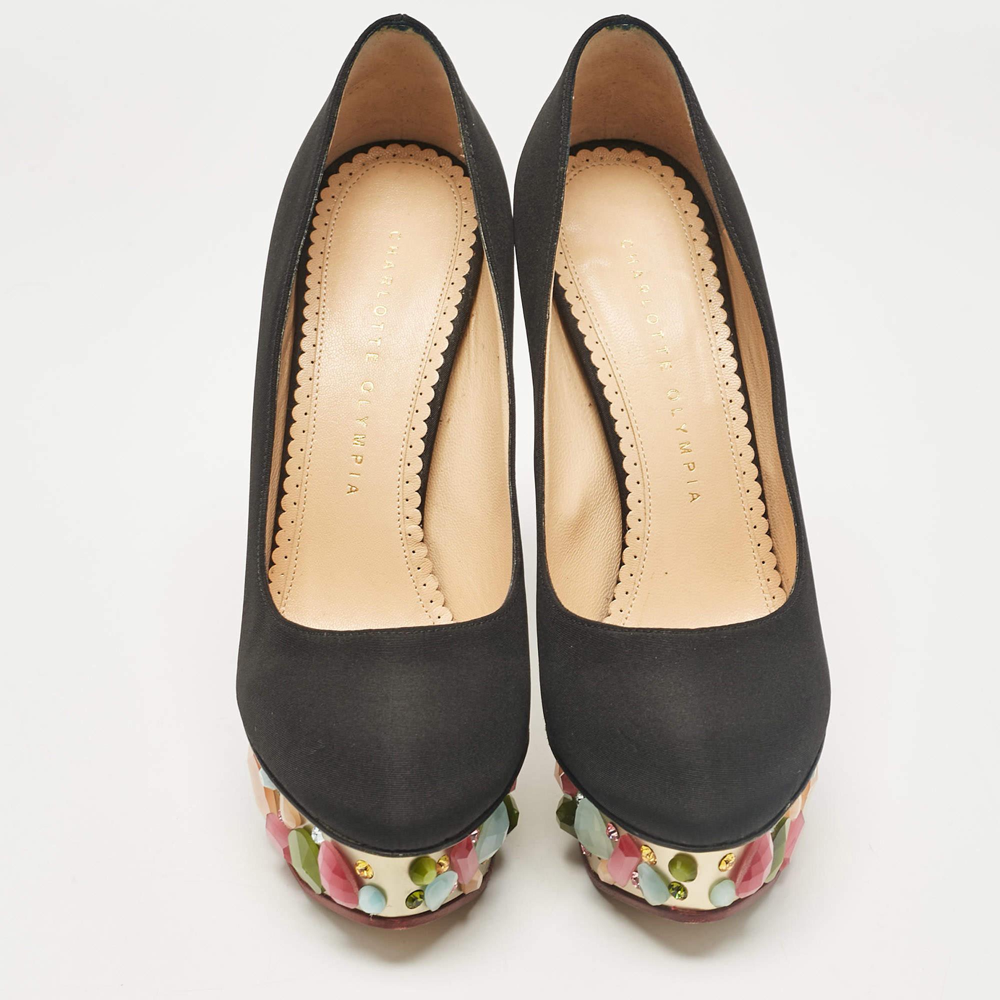 Charlotte Olympia Schwarze Satin Dolly Plateau Pumps Größe 37,5 im Zustand „Gut“ in Dubai, Al Qouz 2