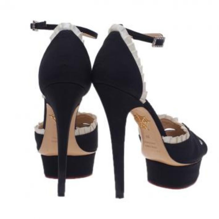 Ajoutez une touche de style incomparable avec ces sandales noires Charlotte Olympia. Confectionnées en satin noir, elles présentent des finitions en satin plissé crème, des empeignes à découpe effet masque avec goutte de cristal clair et des orteils