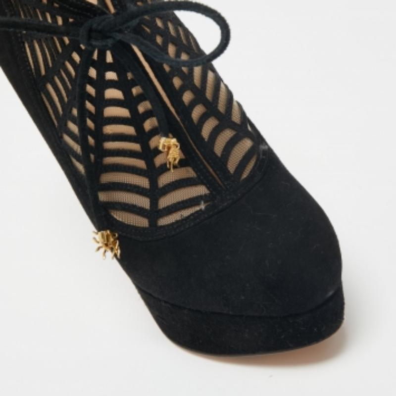 Charlotte Olympia Bottines Minerva Web en daim et maille noire taille 37 Bon état - En vente à Dubai, Al Qouz 2