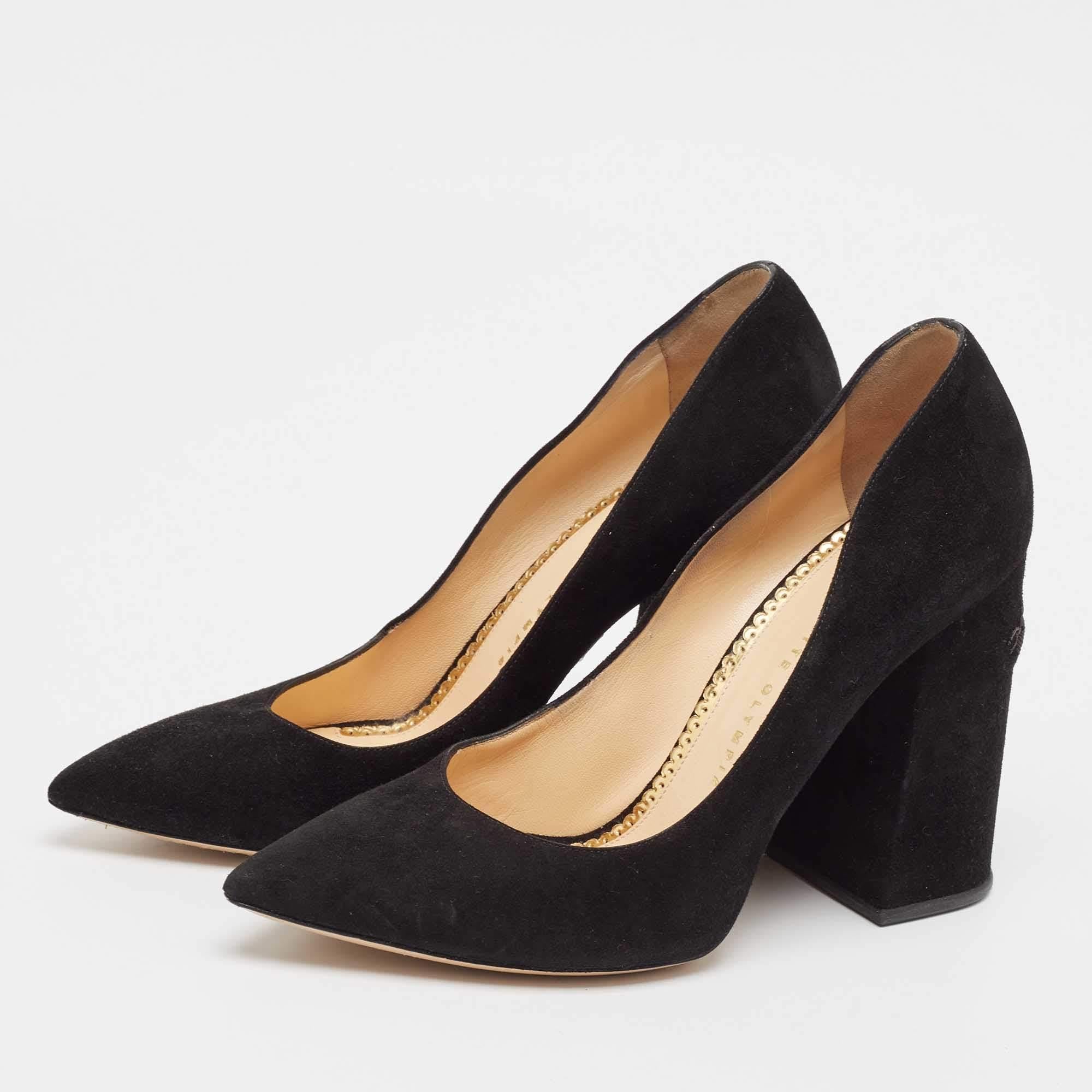 Faites preuve de chic avec ces escarpins de créateur. Ils présentent des talons robustes et des semelles durables, parfaits pour vos sorties à la mode.
