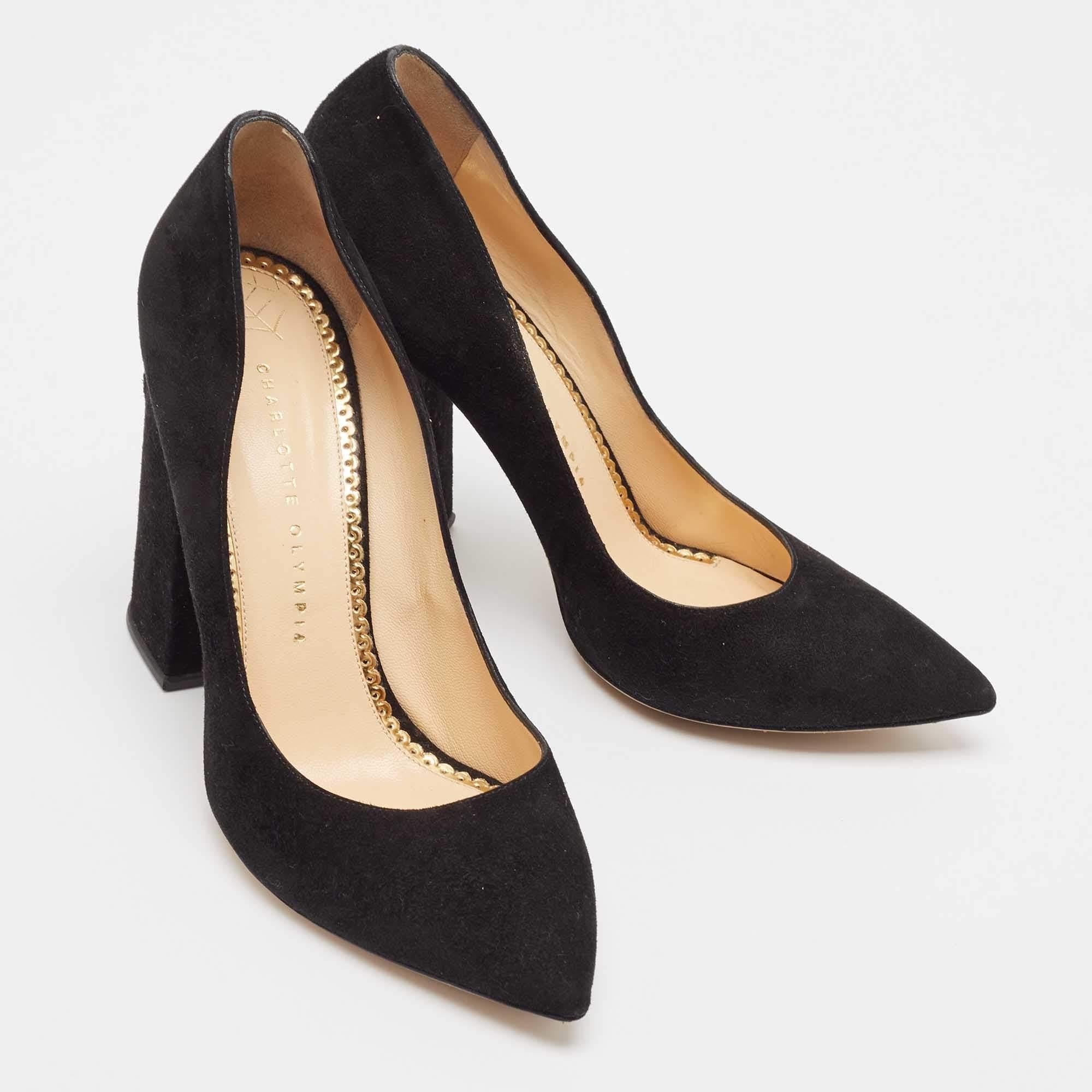 Charlotte Olympia - Escarpins en daim noir à talon bloc - Taille 39 Bon état - En vente à Dubai, Al Qouz 2