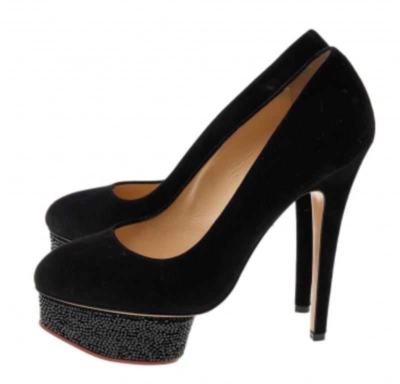Possédez dès aujourd'hui cette paire d'escarpins Charlotte Olympia méticuleusement conçue et éblouissez tout le monde à chaque fois que vous sortez ! Collectionnés en daim et dotés d'un bout en amande, ces escarpins sont issus de la collection