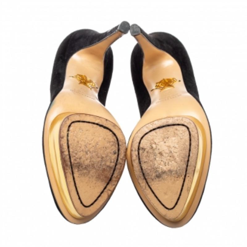Possédez dès aujourd'hui cette paire d'escarpins Charlotte Olympia méticuleusement conçue et éblouissez tout le monde à chaque fois que vous sortez ! Collectionnée en daim et doublée de cuir sur les semelles intérieures, cette création est issue de
