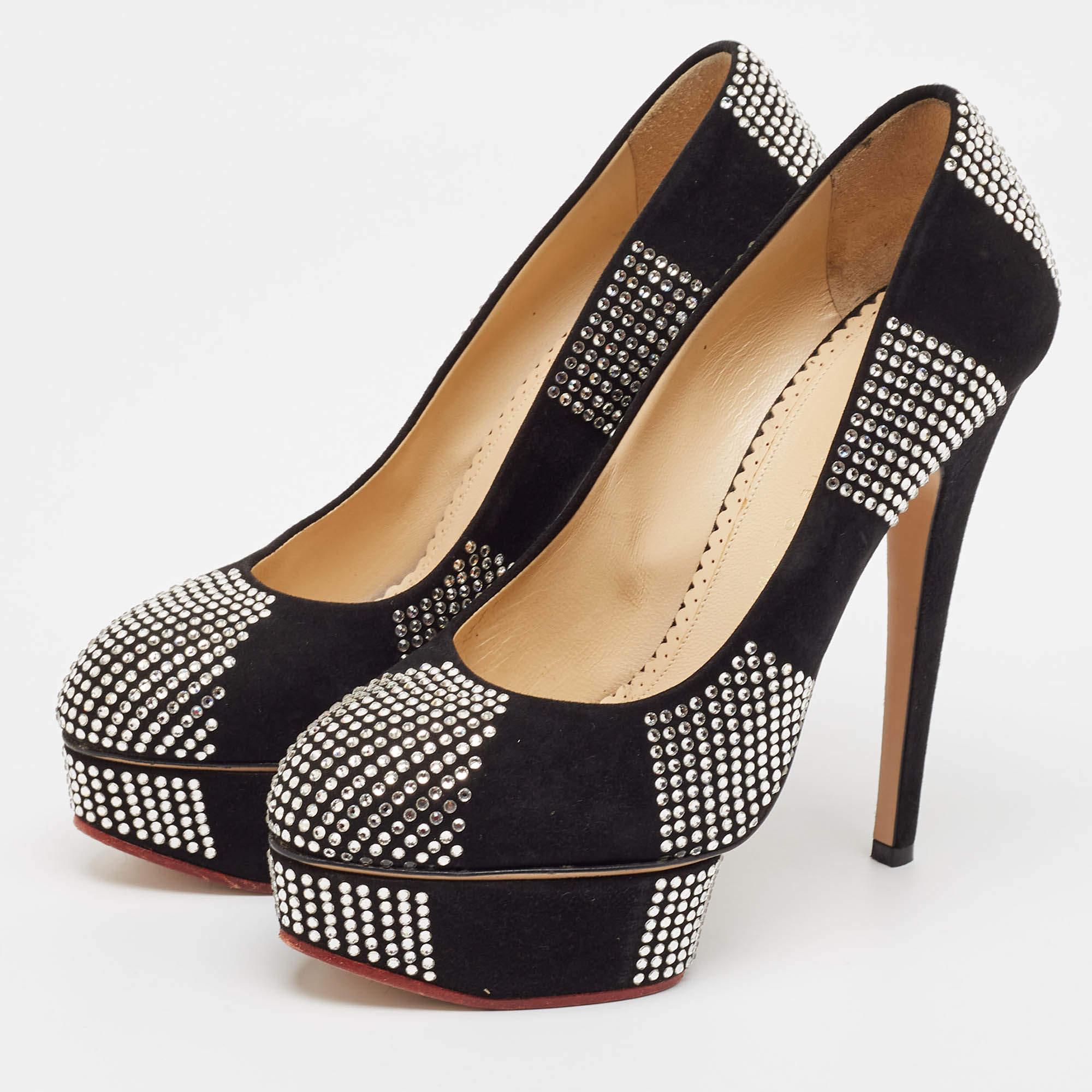 Possédez dès aujourd'hui cette paire d'escarpins Charlotte Olympia au design soigné et éblouissez tout le monde à chaque fois que vous sortez. Confectionnée en daim noir, cette création est issue de la collection Dolly. Elles sont embellies de