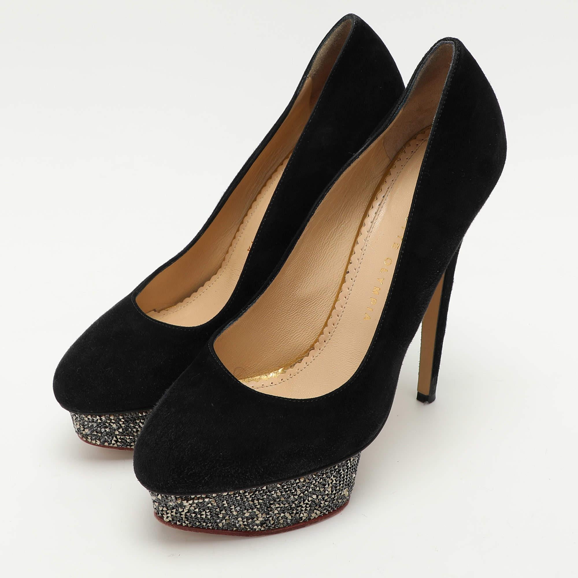 Les jolies plateformes et les talons élégants de cette paire d'escarpins Charlotte Olympia donneront de la classe à votre look sans effort. Réalisé en daim  il est doté d'une quincaillerie de couleur dorée  semelles de marque  et un abat-jour noir.