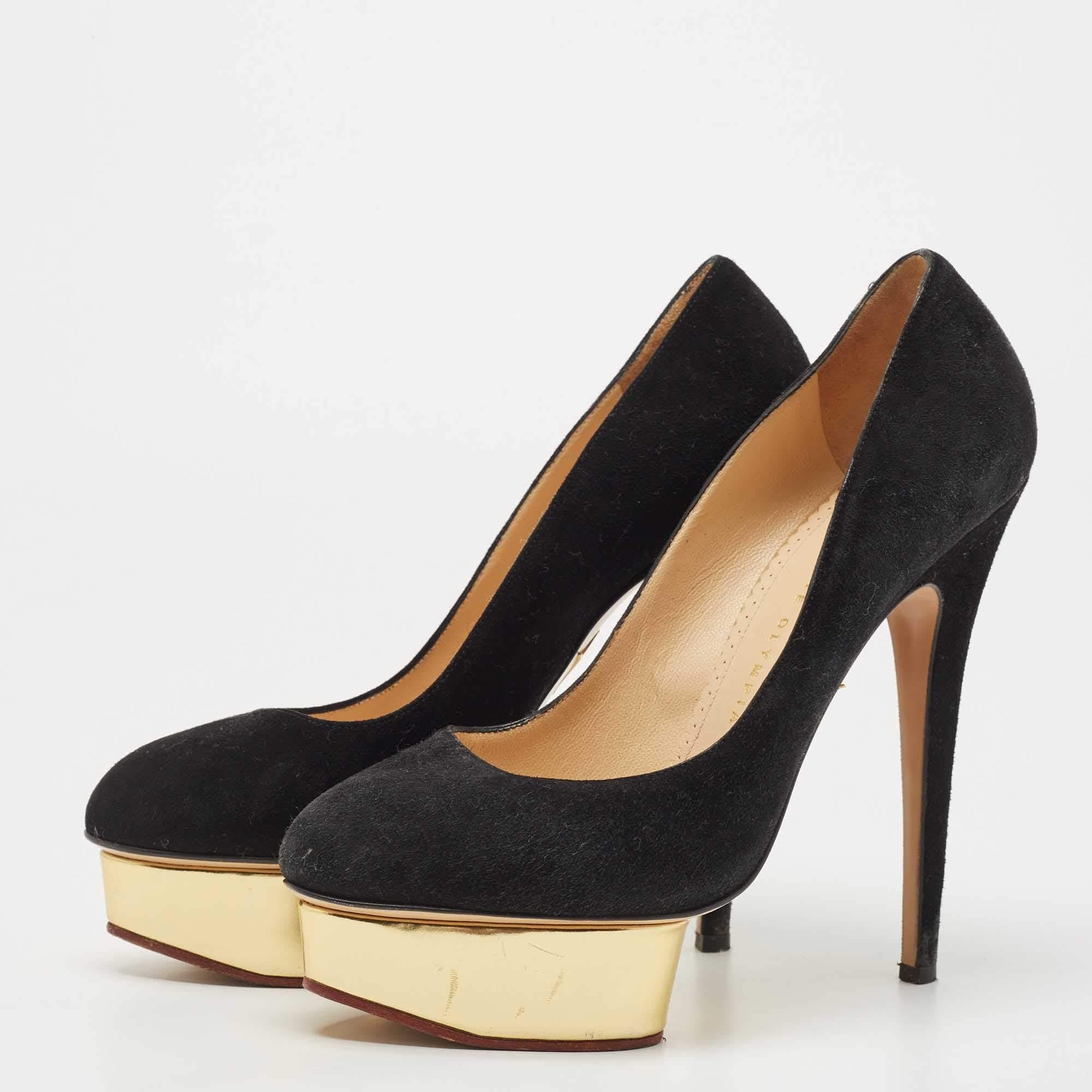 Faites preuve de chic avec ces escarpins de créateur. Ils présentent des talons robustes et des semelles durables  parfait pour vos sorties à la mode