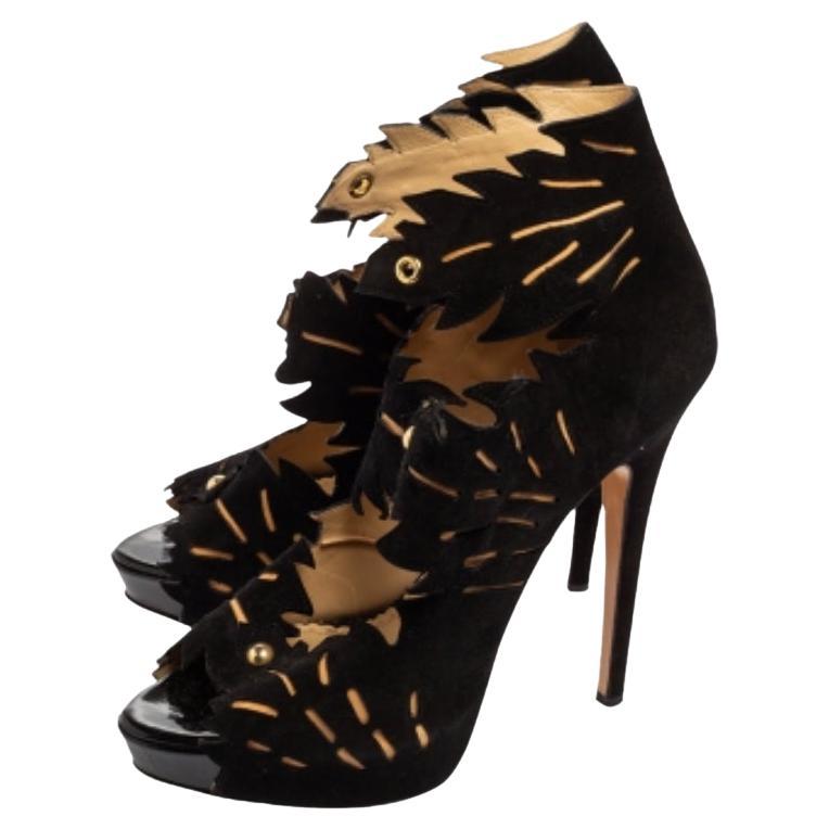 Ces bottines Eve Leaf de Charlotte Olympia ont pour but de bien encadrer vos pieds ! Confectionnées en daim, elles sont dotées de plateformes de 2 cm, d'auto-nœuds aux chevilles, de semelles intérieures doublées de cuir avec le label de la marque,
