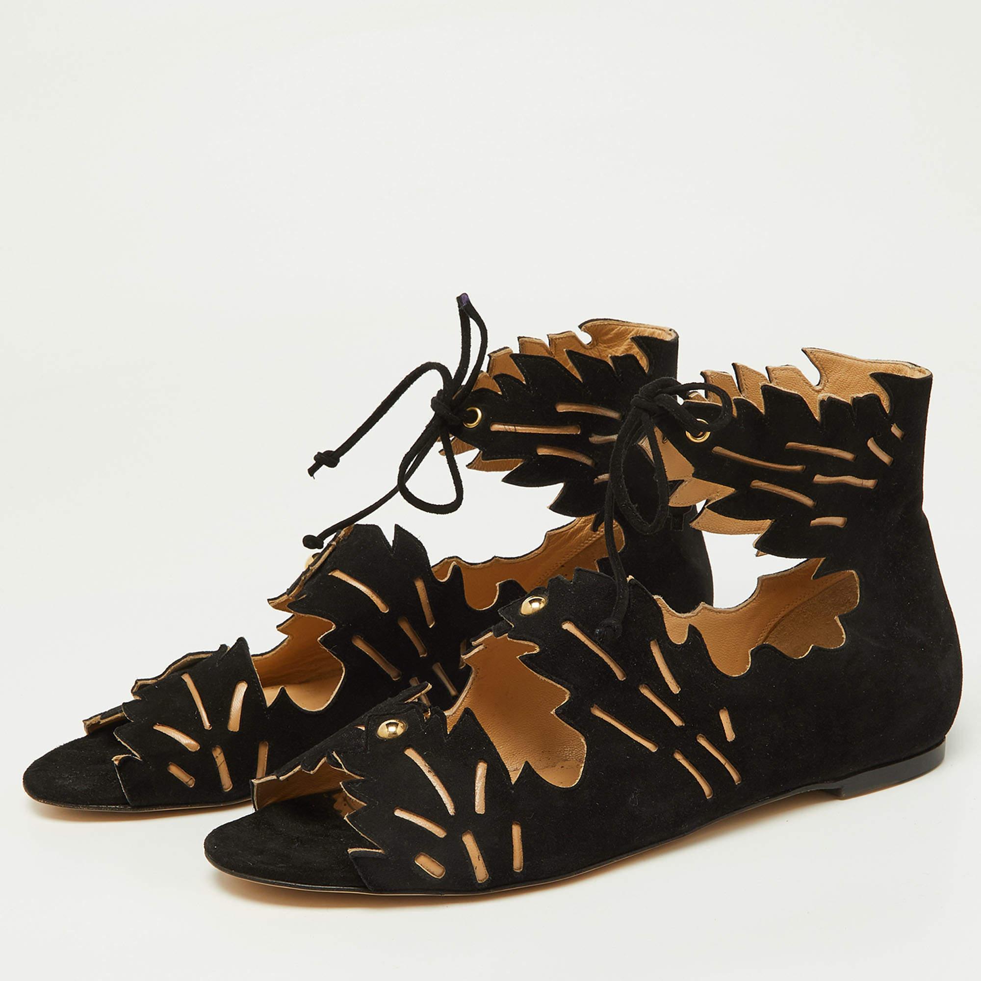 These sandals will frame your feet in an elegant manner. Crafted from quality materials they display a classy design and comfortable insoles.
