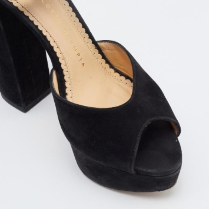 Affichez un style élégant avec cette paire d'escarpins. Ces escarpins de créateur sont fabriqués à partir de matériaux de qualité. Elles sont montées sur des semelles durables et des talons hauts.