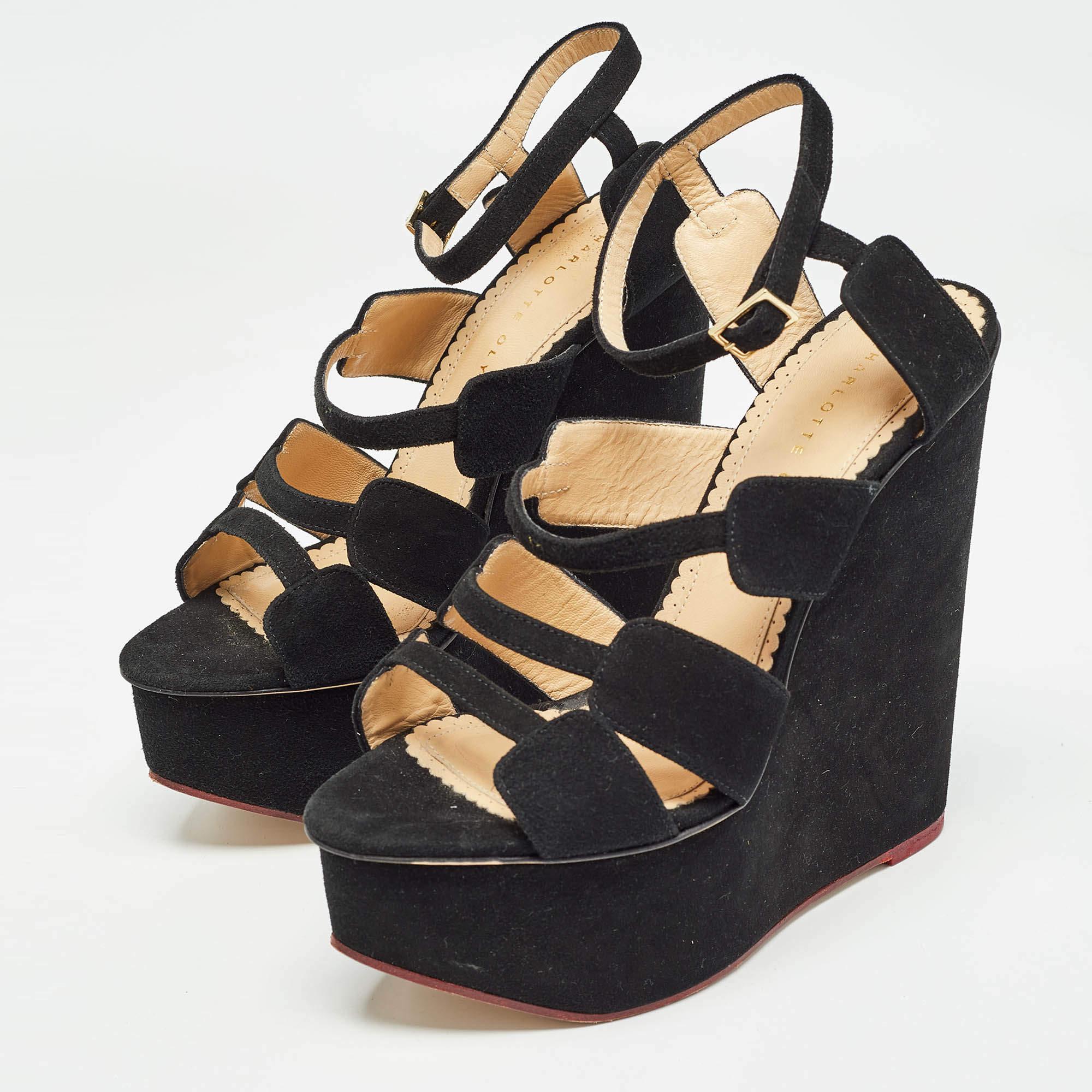 These sandals will frame your feet in an elegant manner. Crafted from quality materials they display a classy design and comfortable insoles.
