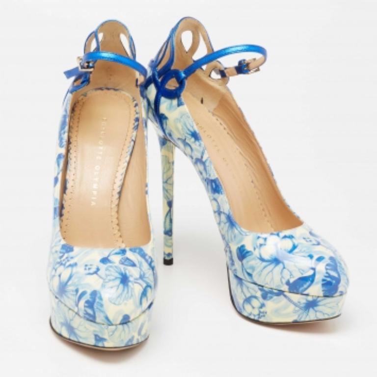 Charlotte Olympia Blue Ming Koi Carp Print Patent Leather Ankle Strap Pumps 39 In Excellent Condition For Sale In Dubai, Al Qouz 2