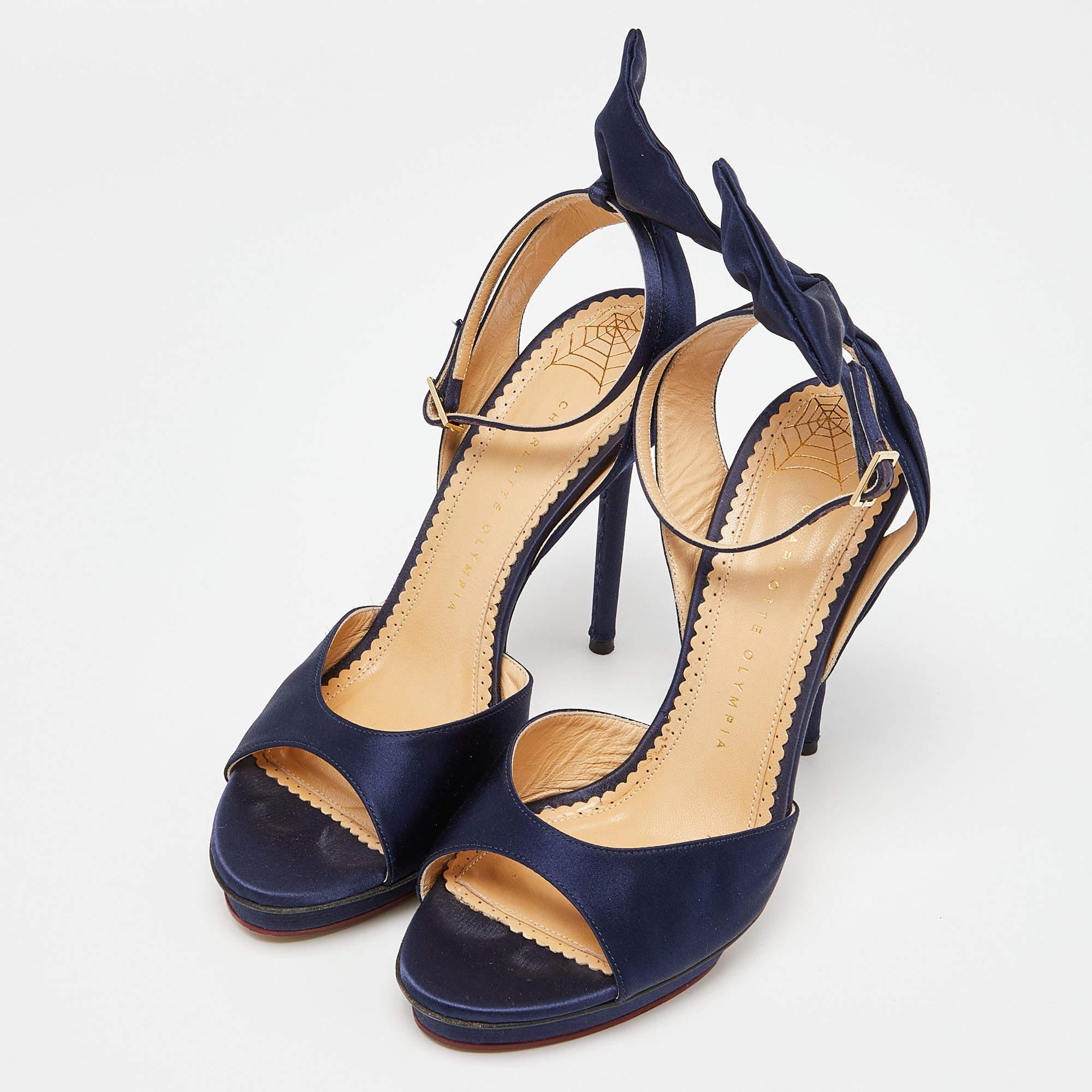 These sandals will frame your feet in an elegant manner. Crafted from quality materials they display a classy design and comfortable insoles.
