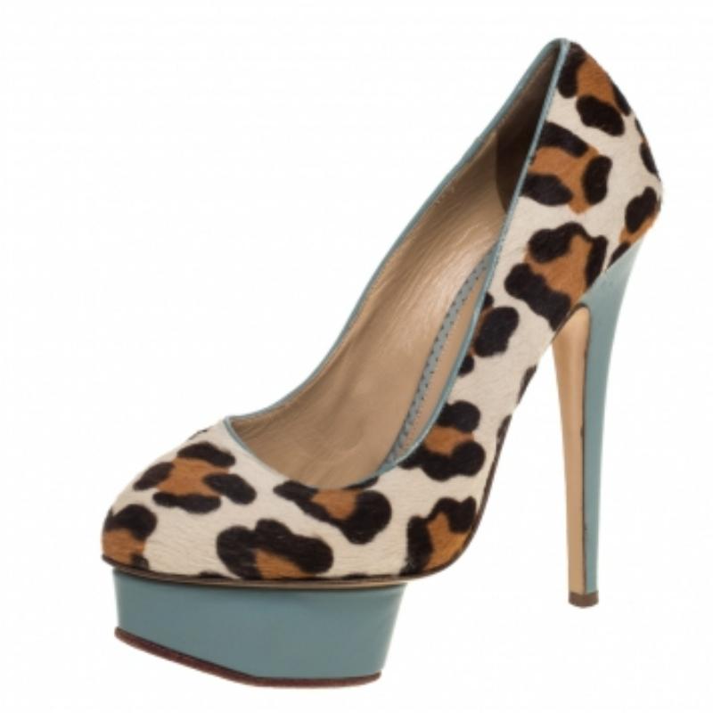 You are sure to nail a fashionable look whenever you step out in these pumps from Charlotte Olympia! Covered in leopard-printed pony hair and lined with leather on the insoles, they're lifted on 14 cm heels and platforms.