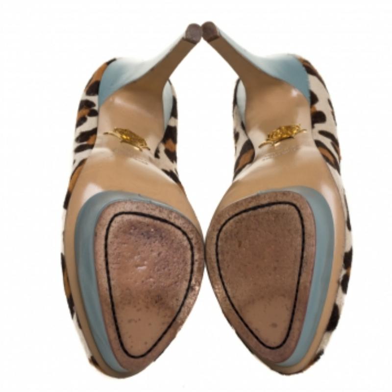 Charlotte Olympia Brown/Beige Leopard Print Pony Hair And Leather Pumps Size 38 In Good Condition For Sale In Dubai, Al Qouz 2