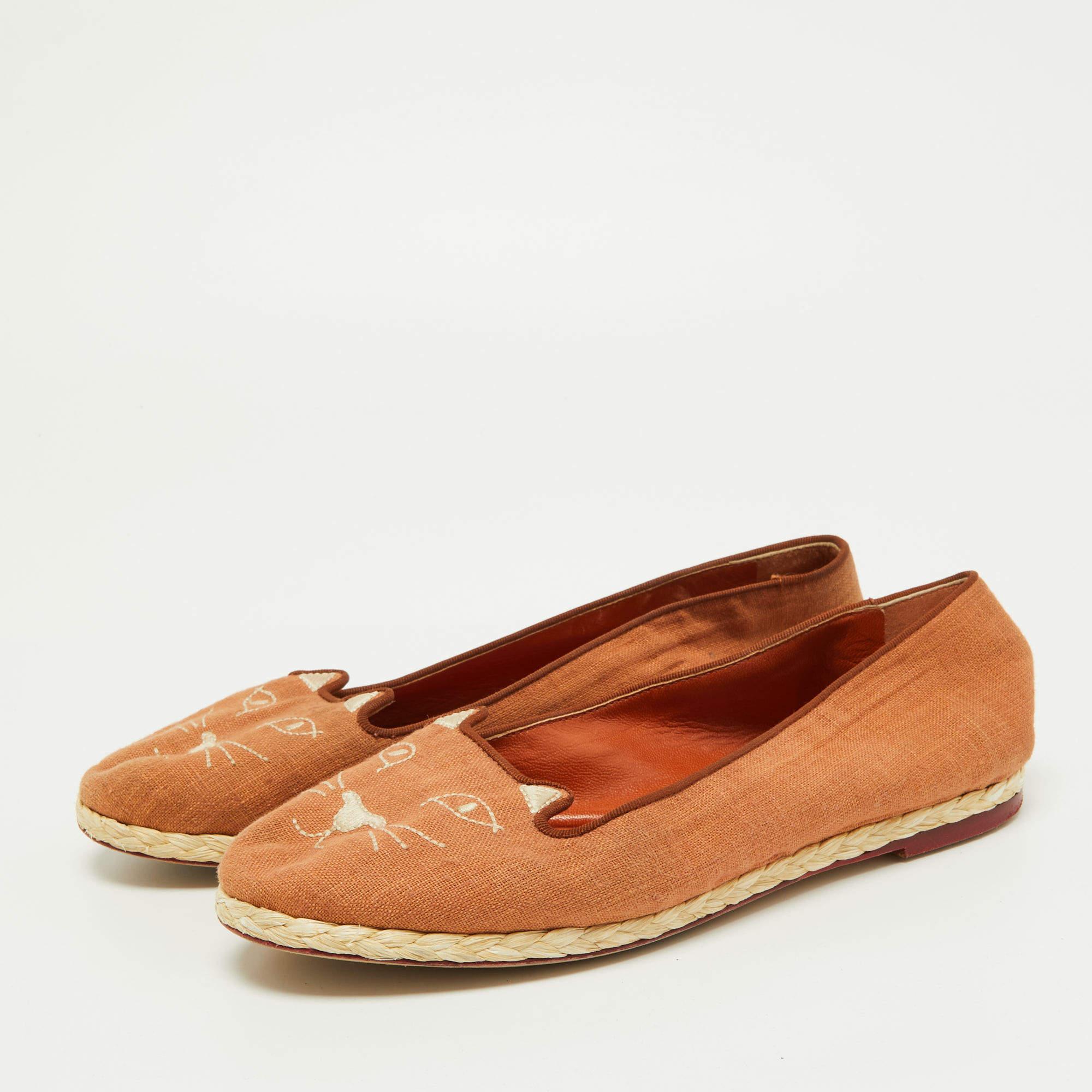 Diese Designer-Espadrilles verströmen coole Sommervibes und bieten Ihren Füßen höchsten Komfort. Sie bringen eine gut gebaute Silhouette und die charakteristische Ästhetik des Hauses mit. Man kann sie zu allem tragen: zu Jeans und Shorts.