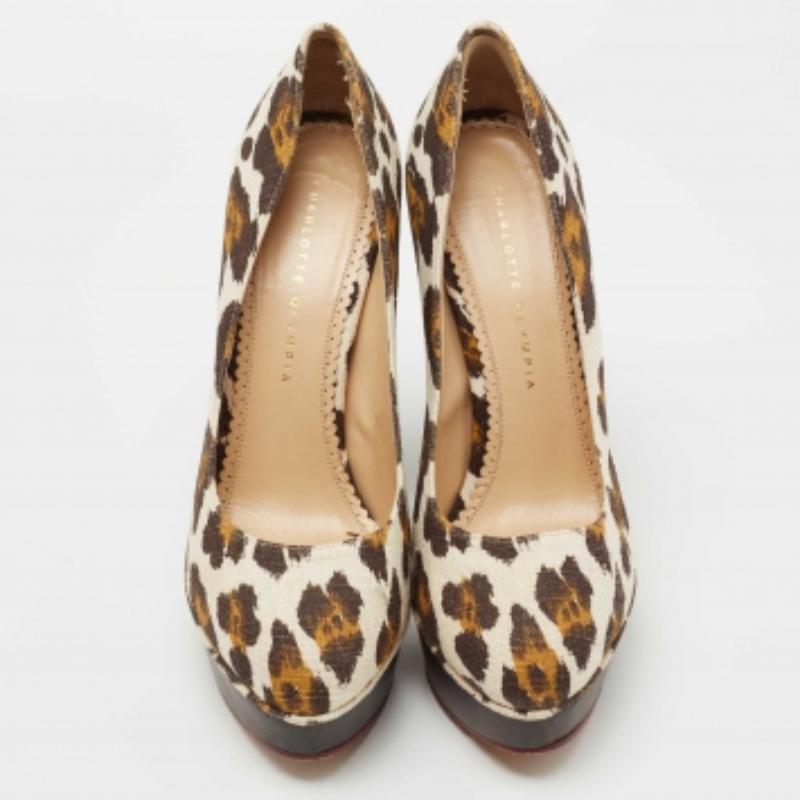 Ces escarpins galbés ajouteront un style immense à votre look. Fabriquées dans un matériau luxueux, elles sont dotées de semelles intérieures bien doublées qui offrent un confort infini.