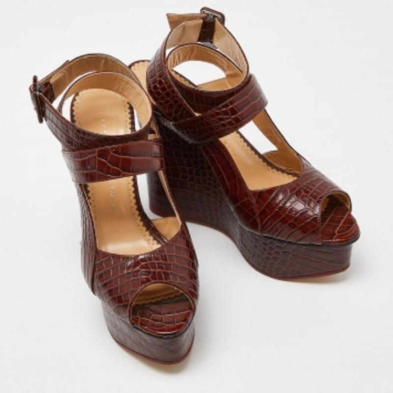 Charlotte Olympia Sandalias con cuña y tira al tobillo de piel de cocodrilo marrón talla 39 Marrón en venta