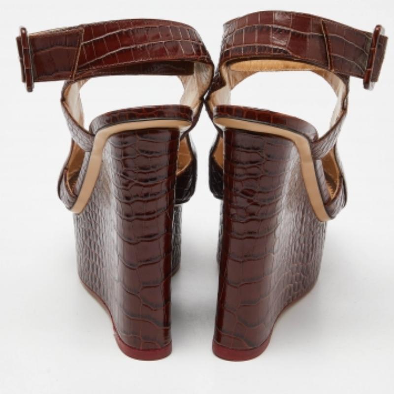 Charlotte Olympia Sandalias con cuña y tira al tobillo de piel de cocodrilo marrón talla 39 en Excelente estado para la venta en Dubai, Al Qouz 2