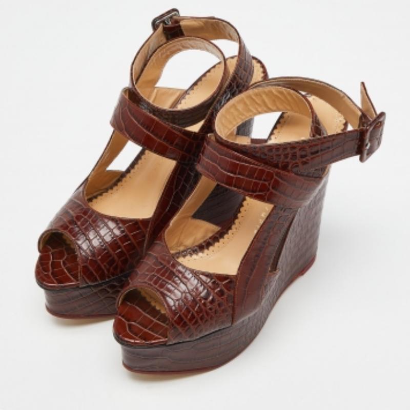 Charlotte Olympia Sandalias con cuña y tira al tobillo de piel de cocodrilo marrón talla 39 en venta 2