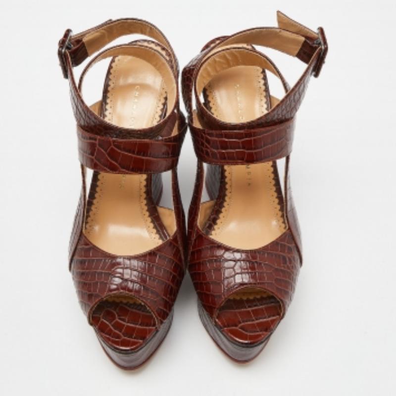 Charlotte Olympia Sandalias con cuña y tira al tobillo de piel de cocodrilo marrón talla 39 en venta 3