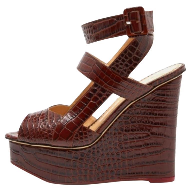 Charlotte Olympia Sandalias con cuña y tira al tobillo de piel de cocodrilo marrón talla 39