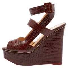 Charlotte Olympia Sandalias con cuña y tira al tobillo de piel de cocodrilo marrón talla 39