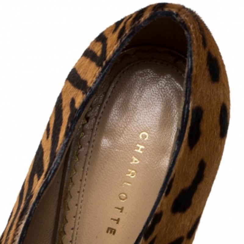 Cette paire de Charlotte Olympia en poils de veau est tout simplement magnifique ! Ils ont été si bien conçus avec des imprimés léopard, des bouts ronds, des talons hauts de 12,5 cm et des attaches. Le couple obtient sans conteste la note maximale