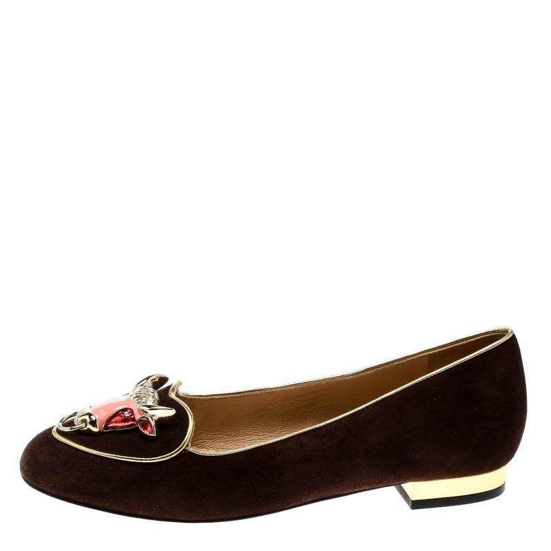 To perfectly complement your attires, Charlotte Olympia brings you this pair of smoking slippers that speak nothing but beauty. They've been fabulously crafted in brown velvet with intriguing Taurus bull motifs on the vamps that lend a bold touch to