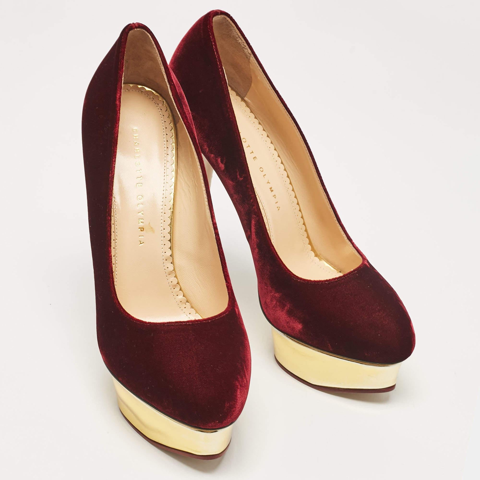 Charlotte Olympia Bombas de plataforma Dolly de terciopelo burdeos Talla 41 en Nuevo estado para la venta en Dubai, Al Qouz 2