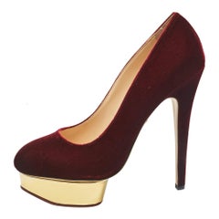 Charlotte Olympia Bombas de plataforma Dolly de terciopelo burdeos Talla 41