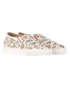 Charlotte Olympia „Cool Cats“ – lasergeschnittene Slip-On-Sneaker aus cremefarbenem Leder