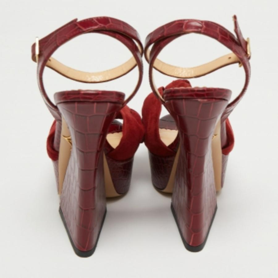 Charlotte Olympia Sandalias con correa en el tobillo de ante y piel con relieve de cocodrilo talla 36 en Excelente estado para la venta en Dubai, Al Qouz 2
