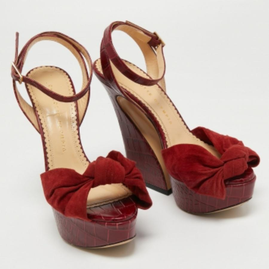 Charlotte Olympia Sandalias con correa en el tobillo de ante y piel con relieve de cocodrilo talla 36 en venta 1